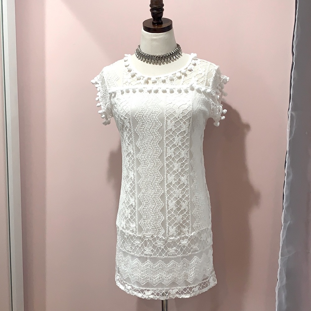 WHITE LACE LINED DRESS W/ POM-POMS SIZE M